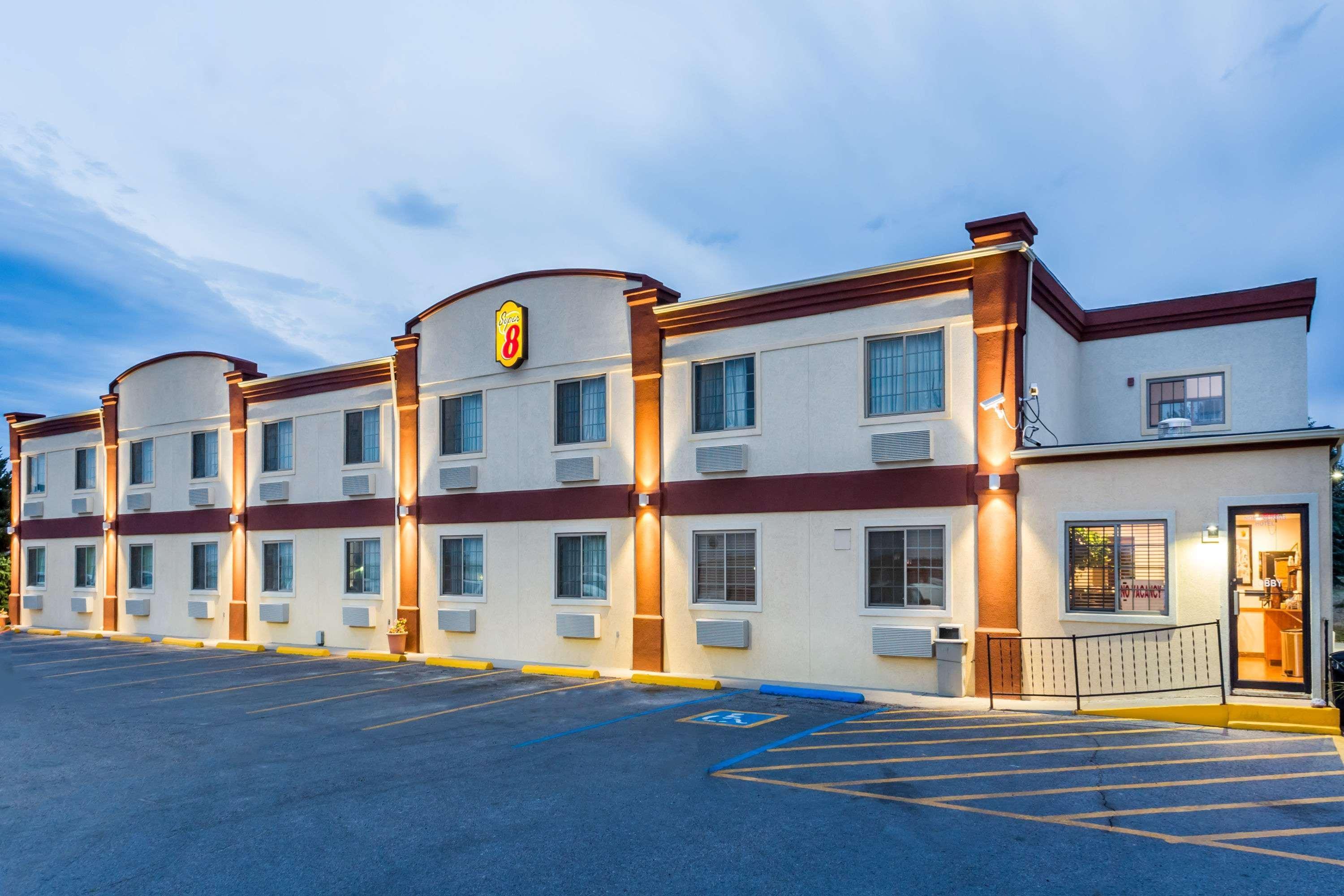 Super 8 By Wyndham Douglas Exterior foto